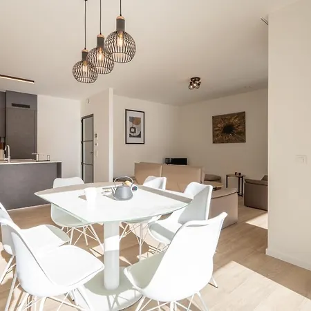 Modern 2bedroom W Balcony Near The